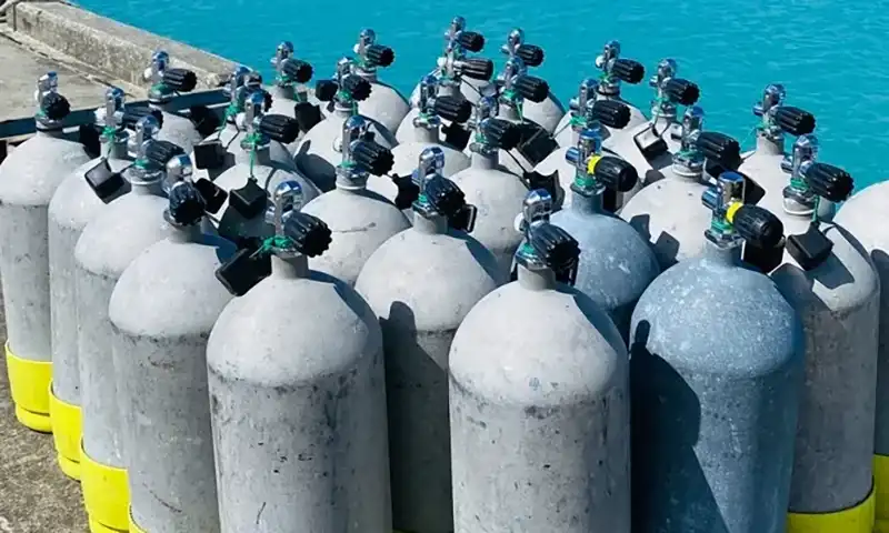 並んだダイビング用ボンベ